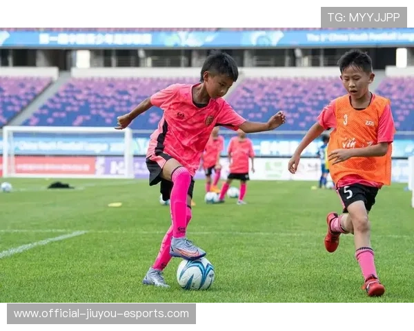 周跃龙在训练中展示柔中带刚的击球风格